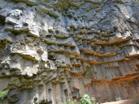 Batu Dinding Kilo Tiga Sulawesi Utara