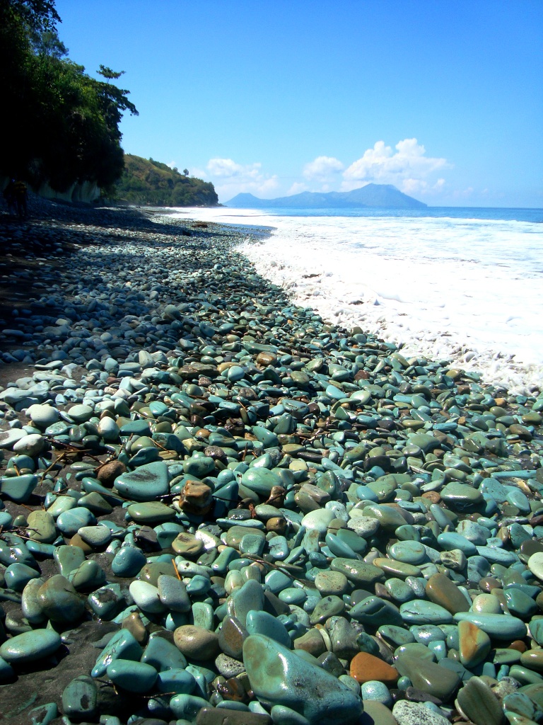 Pantai Penggajawa Uniknya Hamparan Bebatuan Hijau di Nusa 