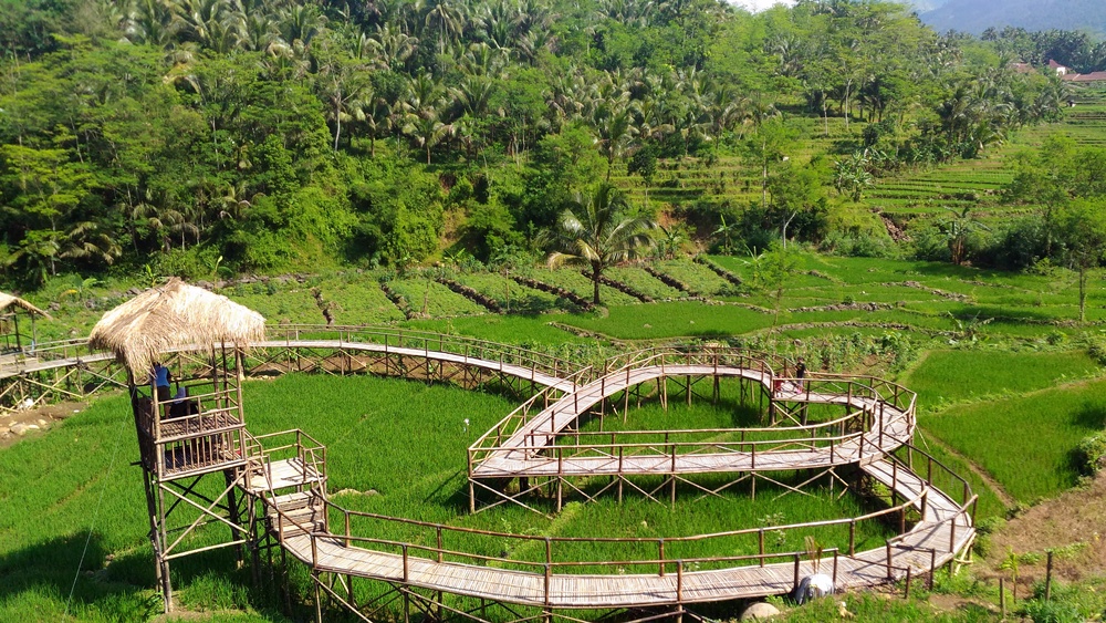 Jembatan Cinta Romantisnya Berwisata Alam di Jawa Tengah