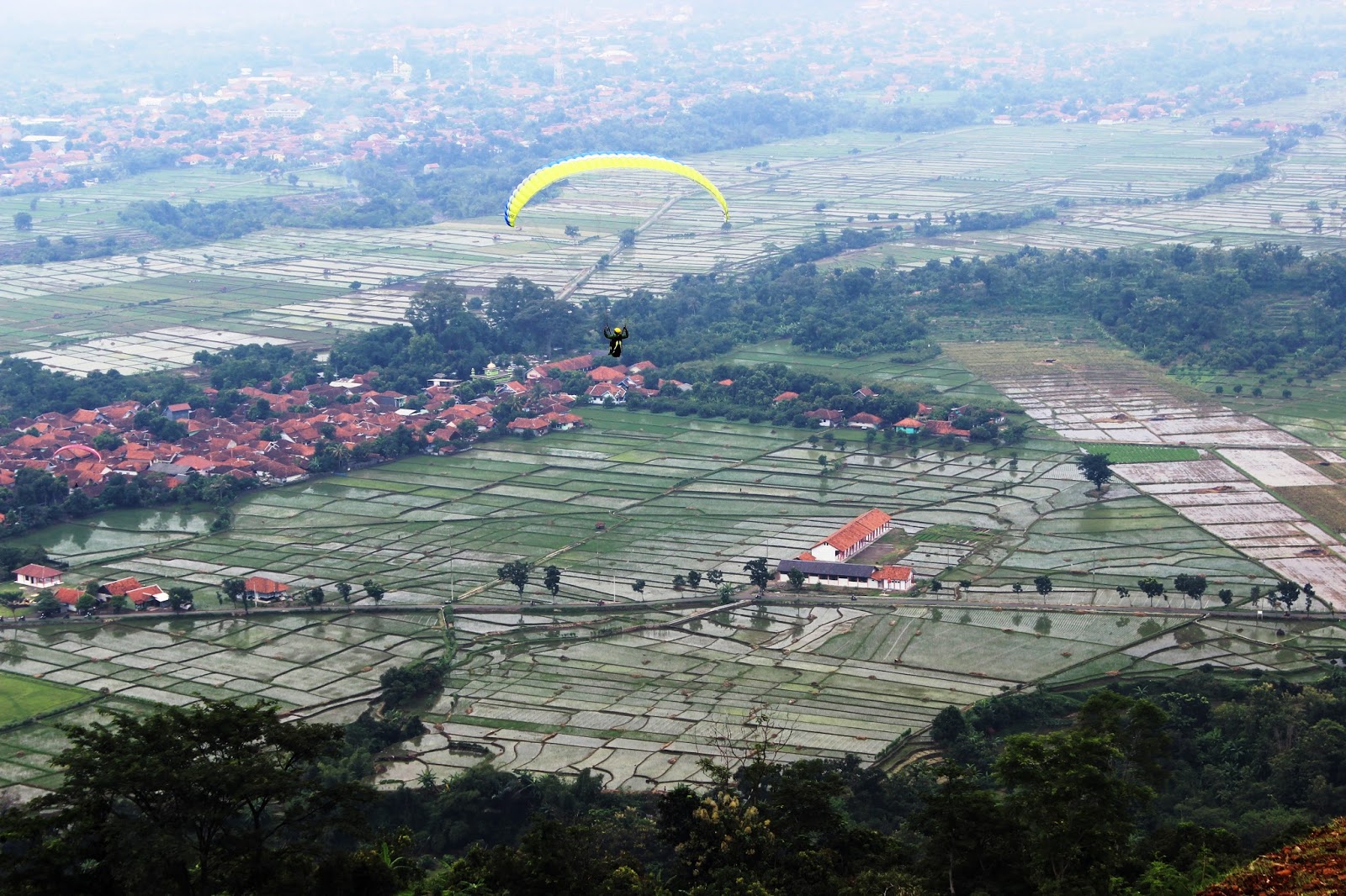 Gunung Panten Spot Paralayang Menawan di Majalengka Jawa