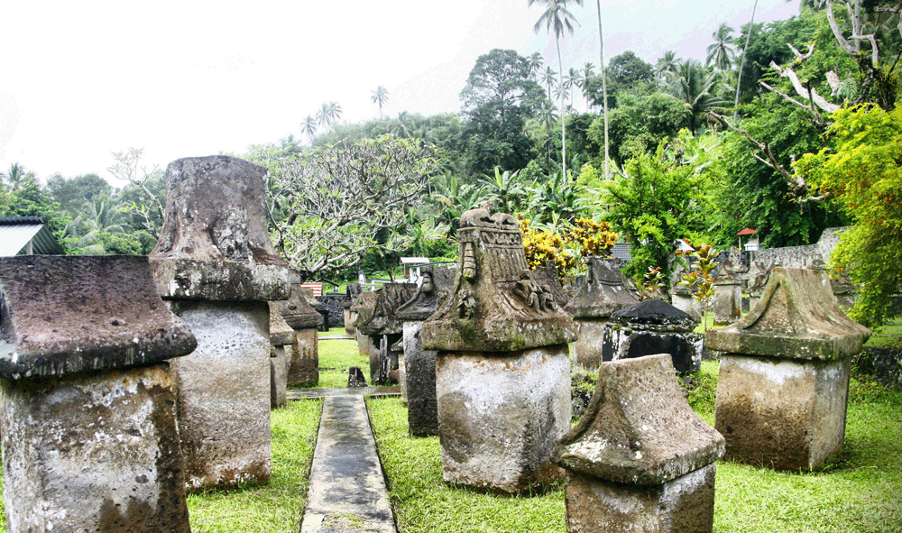 Wisata Taman Kubur Batu Waruga Sawangan di Sulawesi 