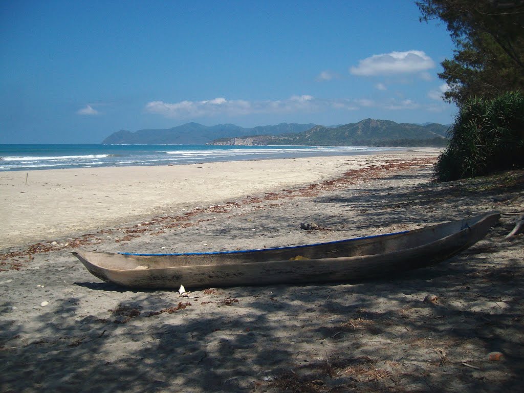 Pantai Watu Parunu Nusa Tenggara Timur