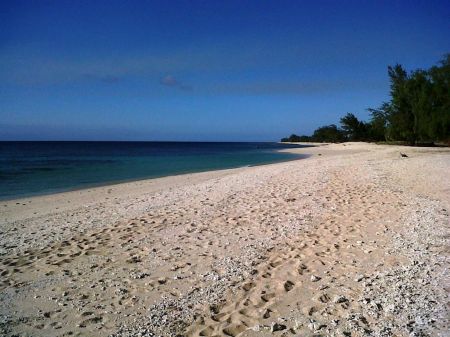  Pantai  Londa Lima  Tempat Memanjakan Diri di Nusa Tenggara 