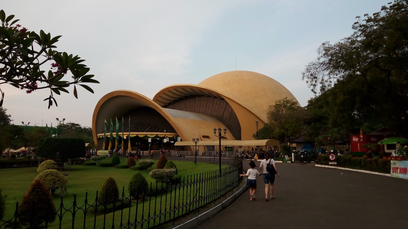 Taman Mini Indonesia Indah Mengelilingi Indonesia di Jakarta - Jakarta