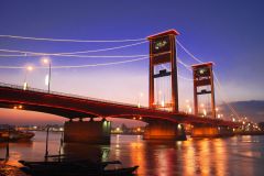 Pemandangan Jembatan Ampera di malam hari