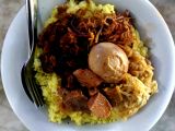 Nasi Kuning Riburane Sarapan Pagi Terlaris di Makassar