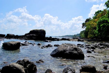 Pantai Guci Batu Kapal Lampung