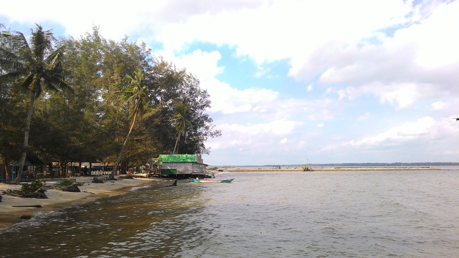 Pantai Kubu Dengan Pasir Putih Kecoklatannya Di Kalimantan Tengah - Kalimantan Tengah