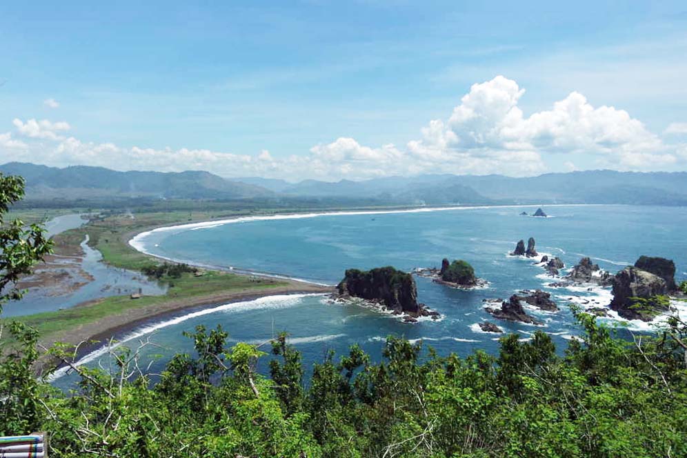 Teluk Love Yang Menawarkan Pemandaangan Yang Indah Di Jember Jawa Timur - Jawa Timur