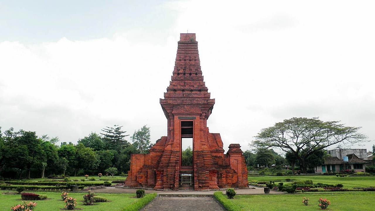 Candi Bajang Ratu Mojokerto Jawa Timur
