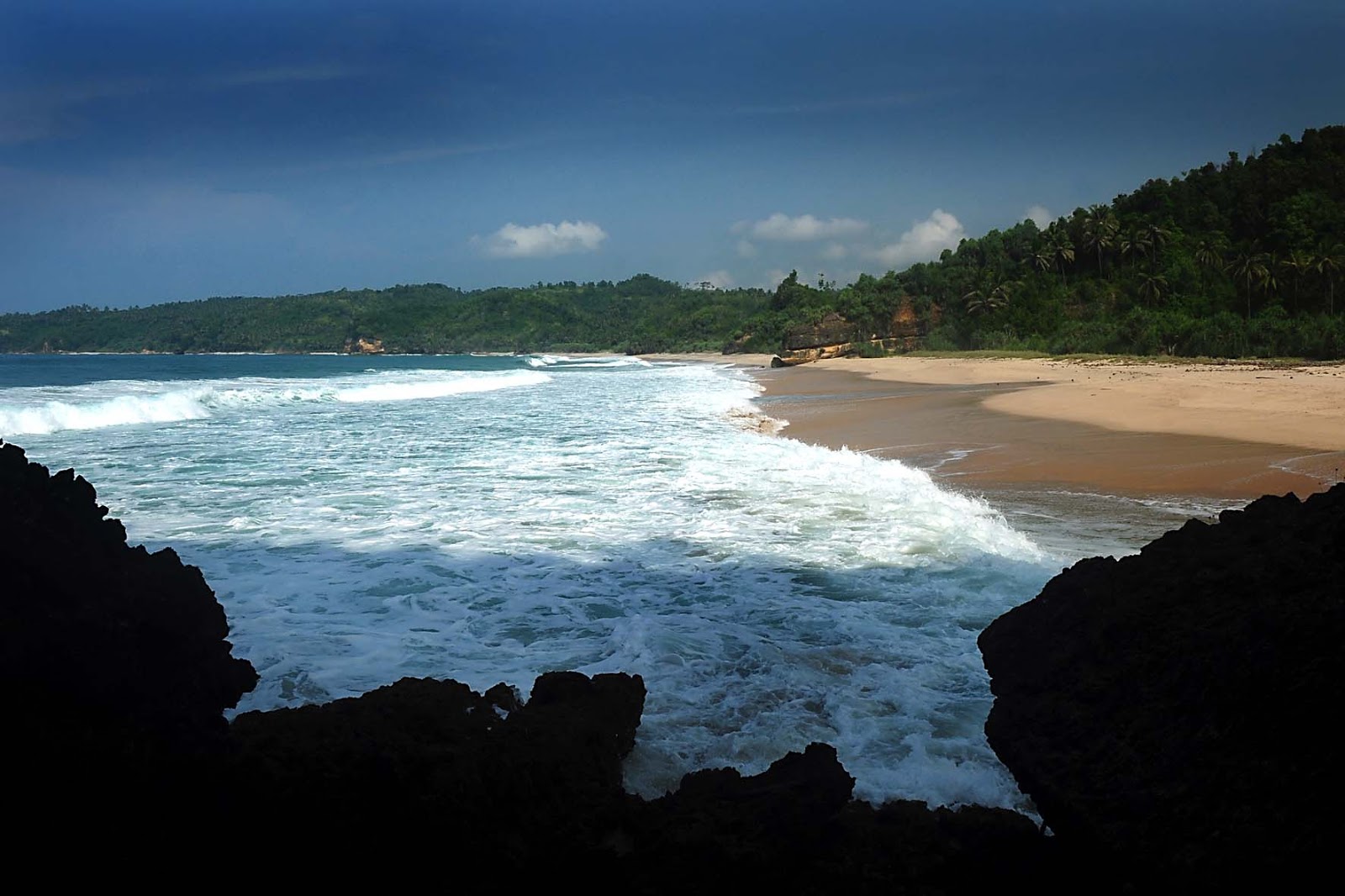 Pantai Kunir yang Tersembunyi di Pacitan Provinsi Jawa Timur ...