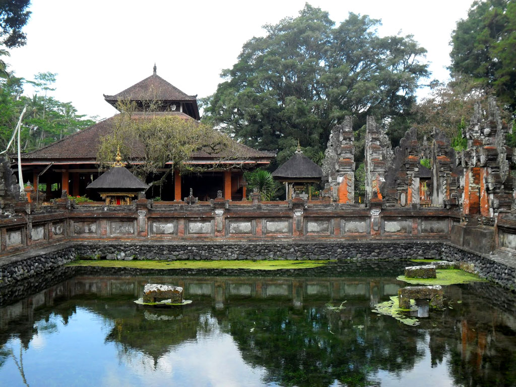 Tampak Siring Keindahan Pura dan Istana Kepresidenan Bali