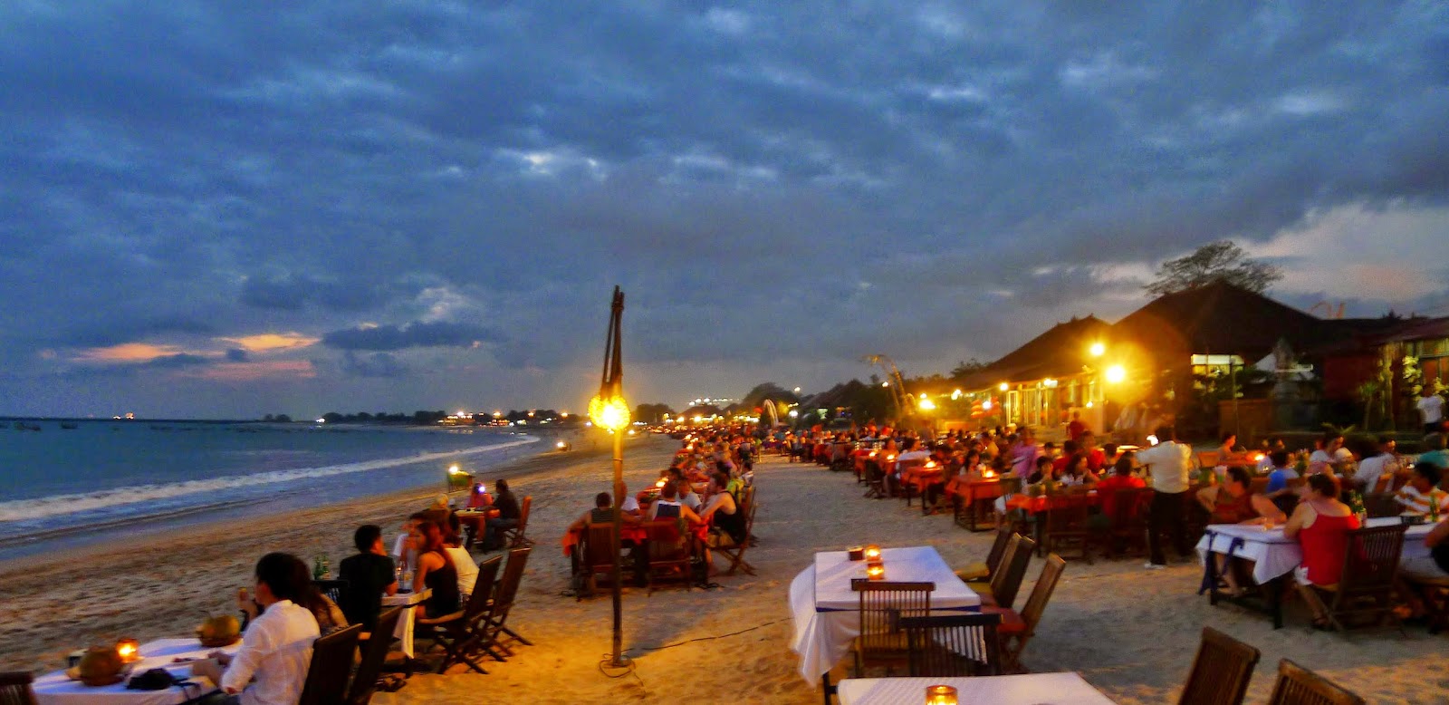Pantai Jimbaran Keindahan Sunset yang Romantis Bali
