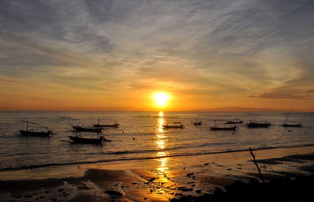 iPantaii iSanuri dengan Sunrise iyangi iIndahi di Bali Bali