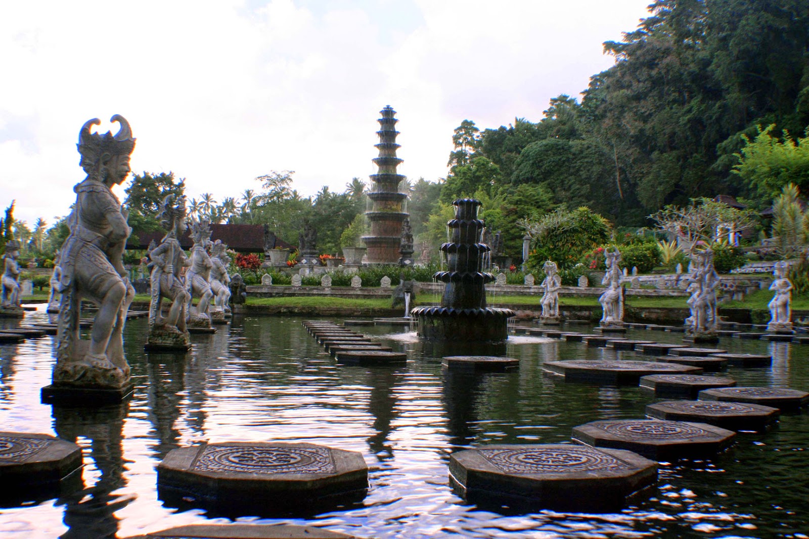 Taman Air Tirta Gangga Indahnya Alam dan Segarnya Mata Air - Bali