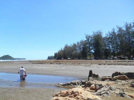 Pantai Air Manis Padang Sumatera Barat
