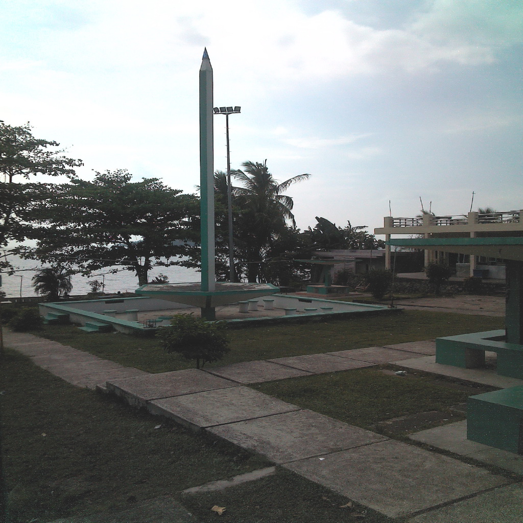 Tugu Pensil Wisata Pantai Bersejarah Di Tanjung Pinang Kep Riau