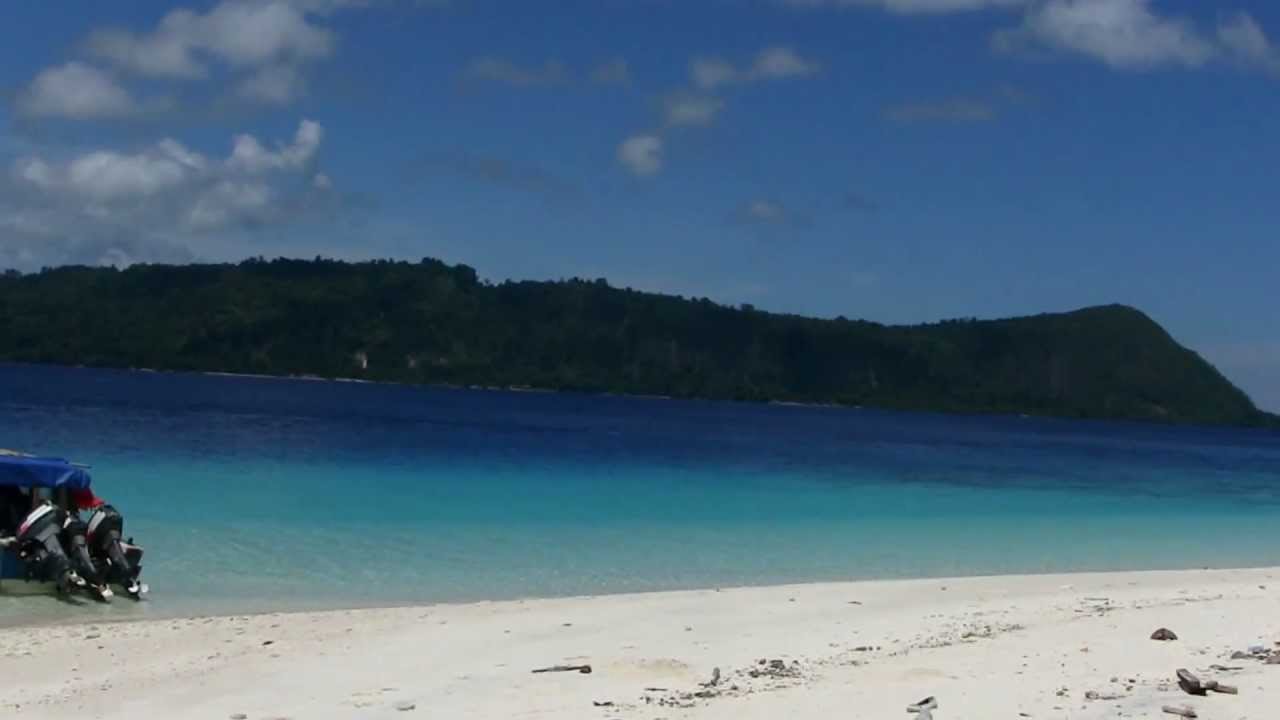 Pulau Molana yang Eksotis di Maluku Maluku