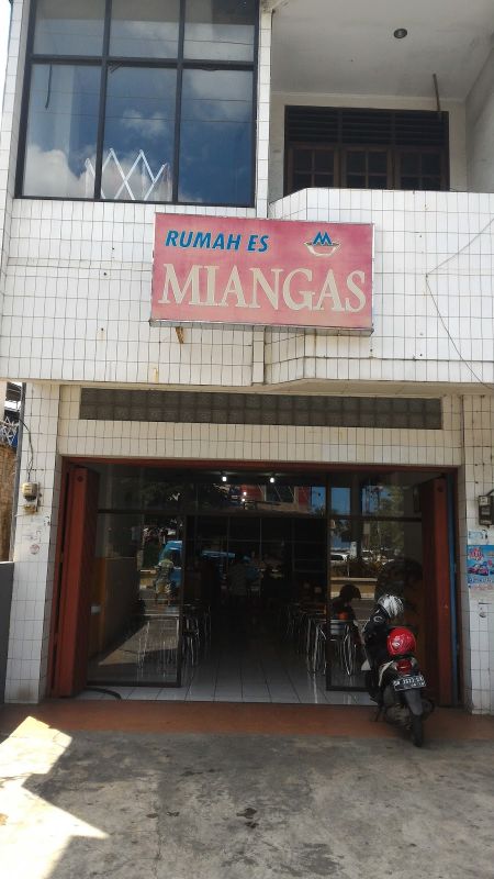 Rumah Es Miangas Manado